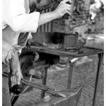 Ein-Steinmetz-schmiedet-ein-Arbeitswerkzeug_Un-pietrar-confecţionează-un-elte-în-atelierul-fierarilor - Copy